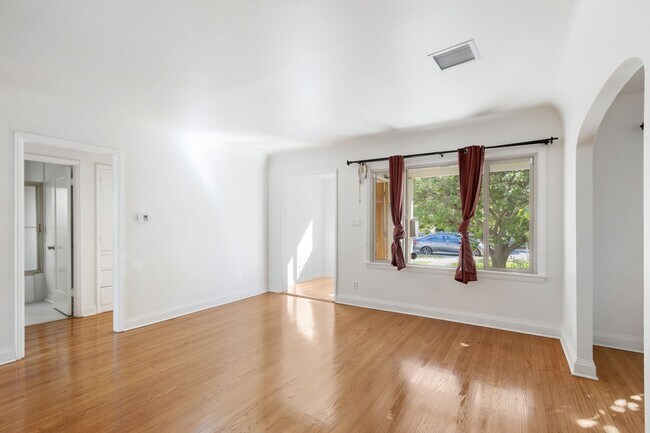 Building Photo - Spacious 4 BR 3 BA Home in Prime West L.A.