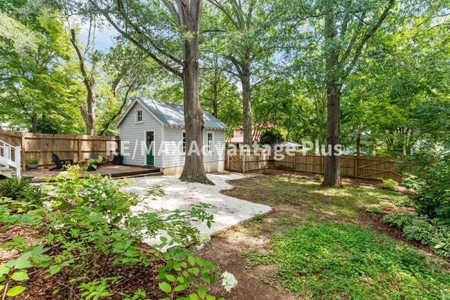 Building Photo - Spacious home located in The Avenues