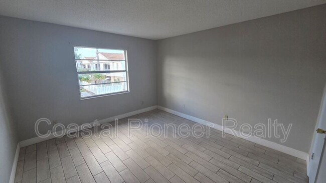 Building Photo - 7210 N Manhattan Ave