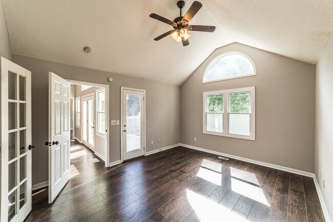 Building Photo - 2014 Fairway Hills Dr