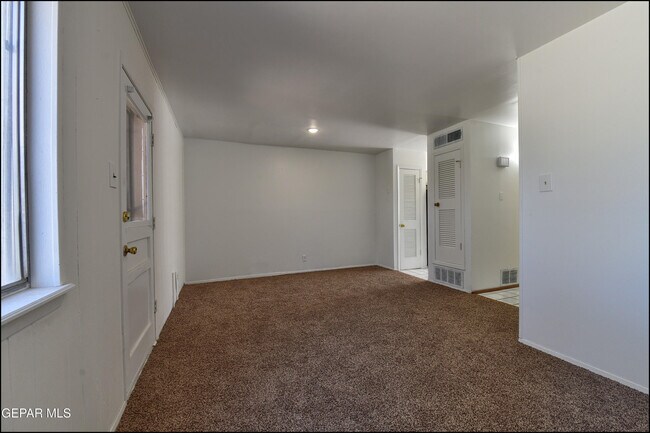 Building Photo - 10605 Kinross Ave