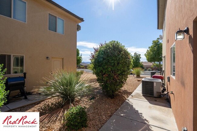 Building Photo - Charming 3 Bedroom Townhome with INTERNET INCLUDED & Dog-Friendly!