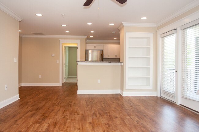 Building Photo - 3 Bedroom Townhouse at the Woodlands - END UNIT * only $500 deposit - End Unit- 1 month free when...
