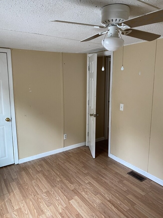 Building Photo - Spacious mobile home in a lovely community located in downtown area of Athens.