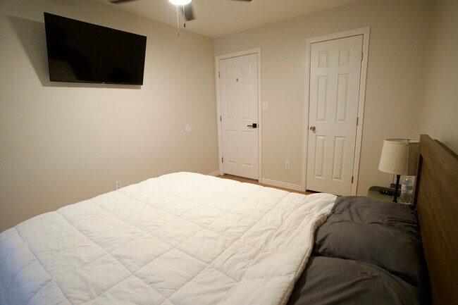 Building Photo - 303 Quebec St