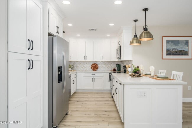 Building Photo - 9702 W Pineridge Dr