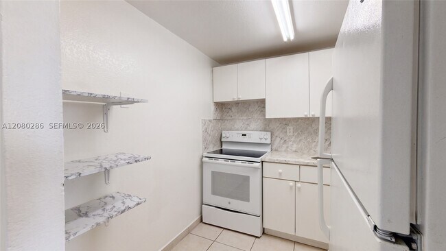 Building Photo - 666 W 81st St