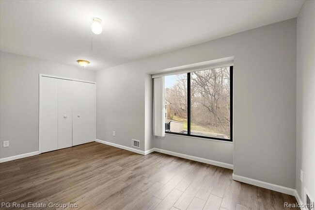 Building Photo - 1432 Oakbrook E Dr