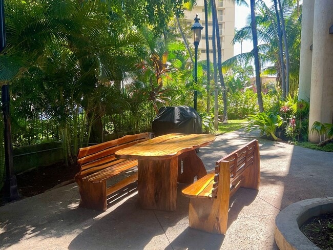 Building Photo - Charming & Convenient Studio, Great Building