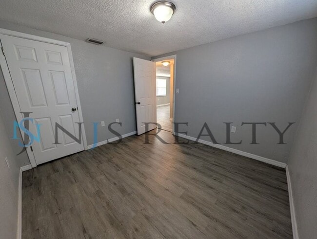 Building Photo - 3/1/1, 1136 Sq. Ft., updated kitchen & bath, fenced in yard, WINE fridge!!