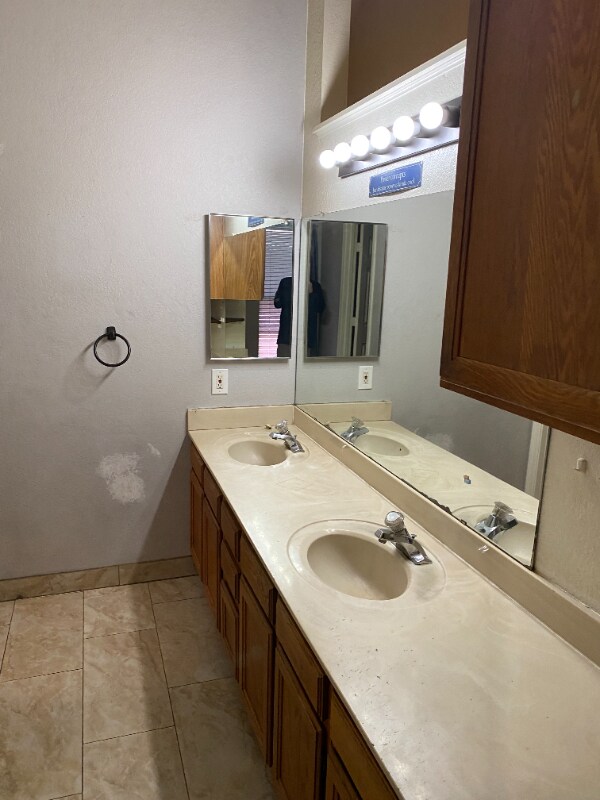 Building Photo - 7840 N Viewpointe Cir