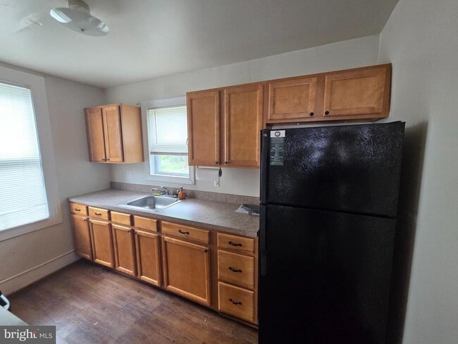 Building Photo - 106 Main St