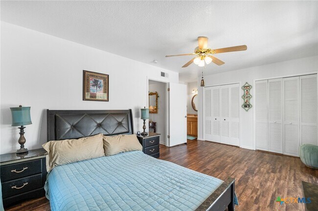 Building Photo - 619 Strings Dr