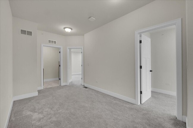 Building Photo - 29W710 Cambridge Ct