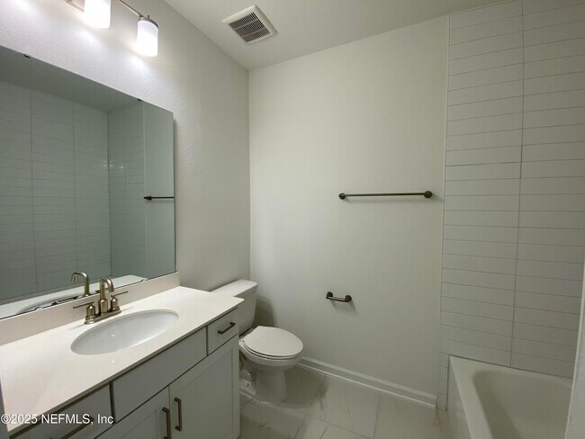 Building Photo - 214 Water Elm Walk
