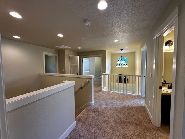Building Photo - Beautiful 4-Bedroom Home in the Hills of W...