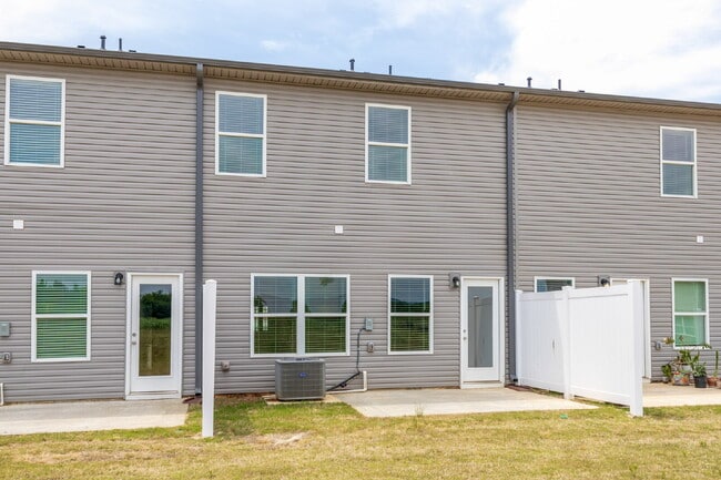 Building Photo - 7574 Discovery Pt Dr NW