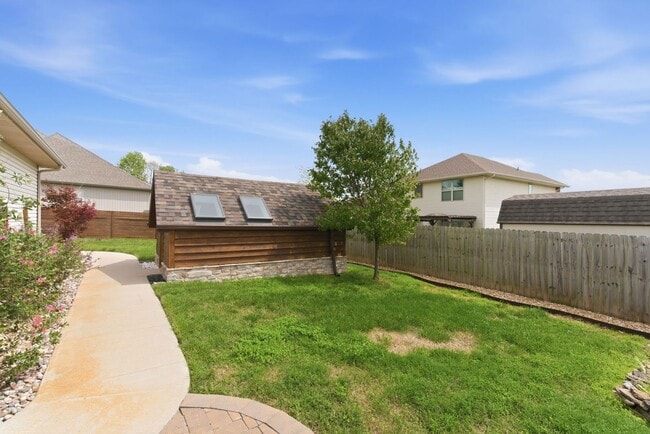 Building Photo - 3 Bedroom | 2 Bathroom | 2 Car Garage| Ozark MO | Fireplace | Separate Green House/Office | Fence...