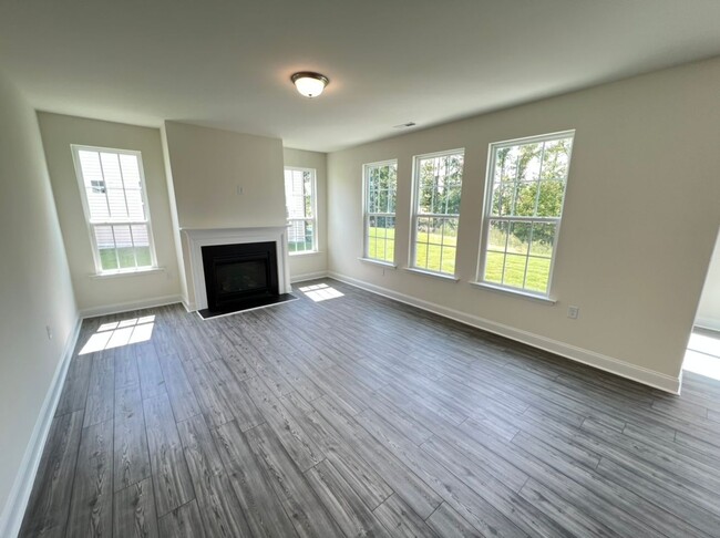 Building Photo - "Like-New" 4 Bedroom Home w/ Ground Floor ...