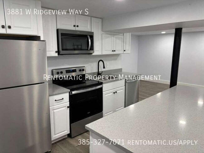 Building Photo - 3881 Ridgeview Way