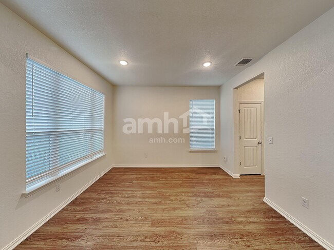 Building Photo - 457 Pebble Bend