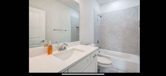 Building Photo - 5629 Woodlands Dr