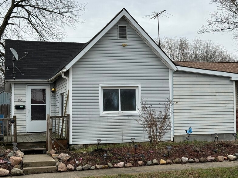 Building Photo - 1606 N Lindsay St