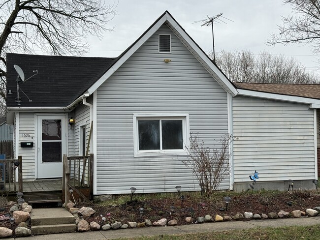 Building Photo - 1606 N Lindsay St