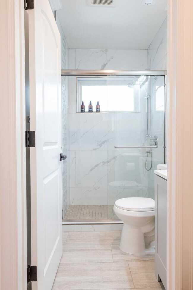 Building Photo - 661 Hampshire Ave