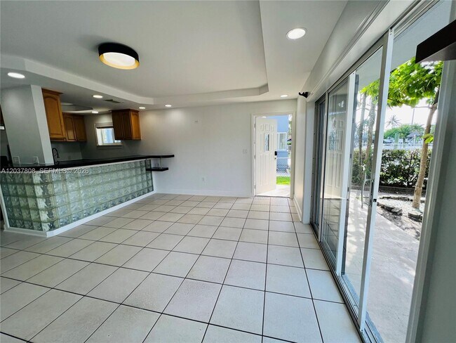 Building Photo - 2033 Calais Dr
