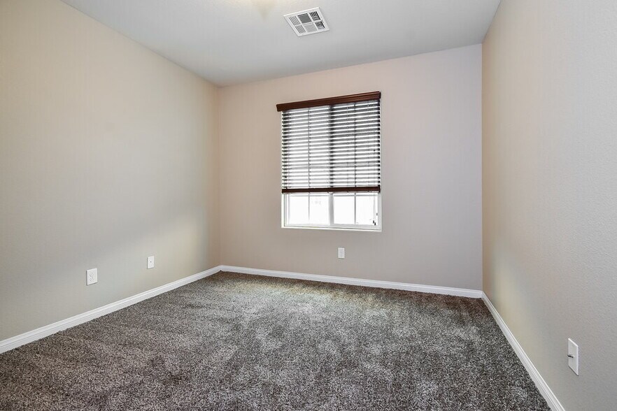 Building Photo - 10549 Seasonable Dr