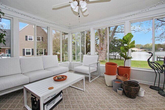 Building Photo - 427 Elizabeth Lake Dr