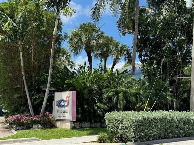 Building Photo - 2607 NE 8th Ave