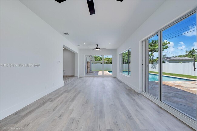 Building Photo - 6250 SW 62nd Pl