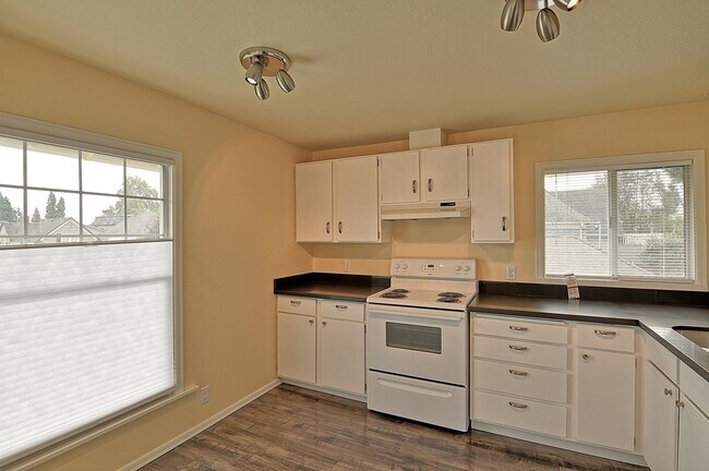 Building Photo - 2108 Hoyt Ave