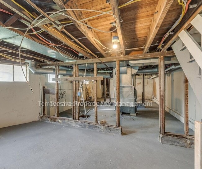 Building Photo - 116 W Main St