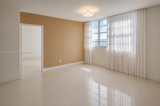 Building Photo - 825 Brickell Bay Dr