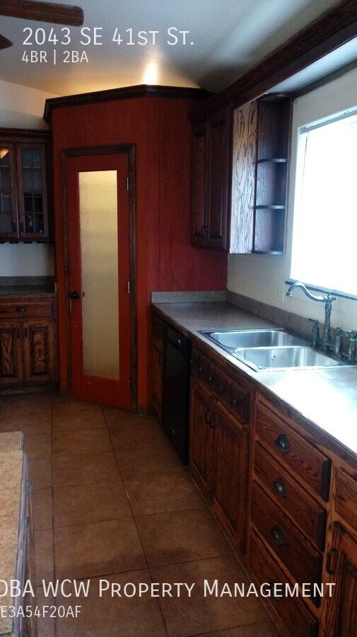 Building Photo - 2043 SE 41st St