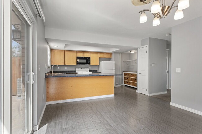 Building Photo - Southgelnn Townhome - 3 Bedrooms - 3 Bathr...
