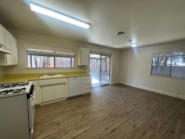 Building Photo - 1701 Ortega Dr