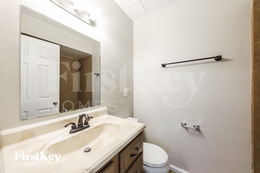 Building Photo - 3526 W Sierra St