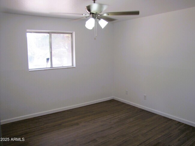 Building Photo - 947 S Cardinal Ave