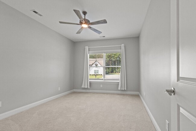 Building Photo - 4 Bed 3.5 Bath Home on the Golf Course