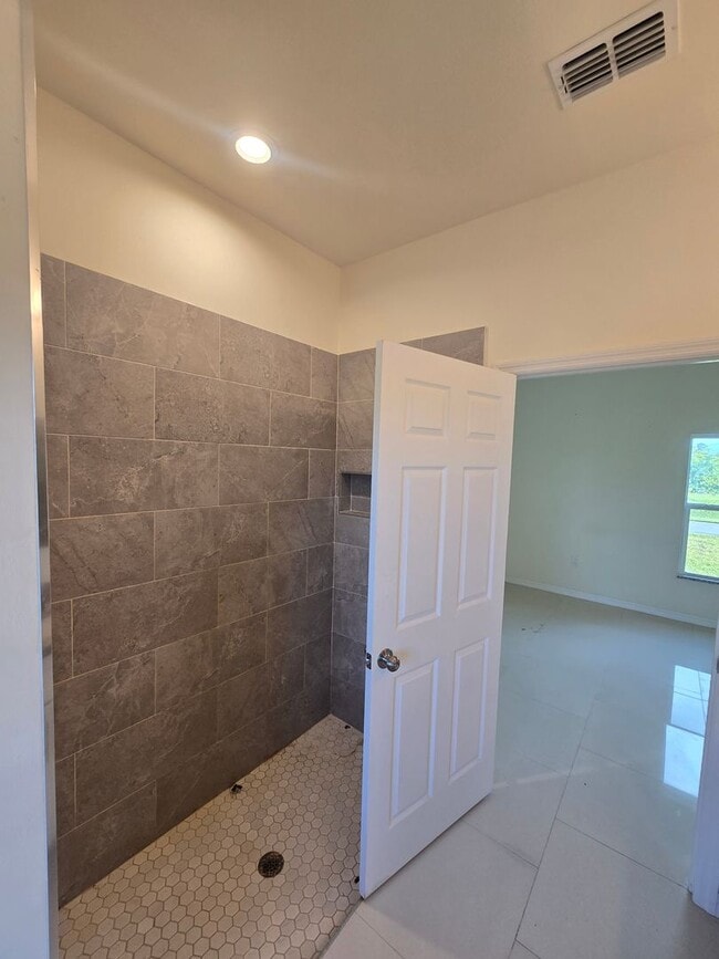 Building Photo - Great location, close to ST RD 82-Three be...