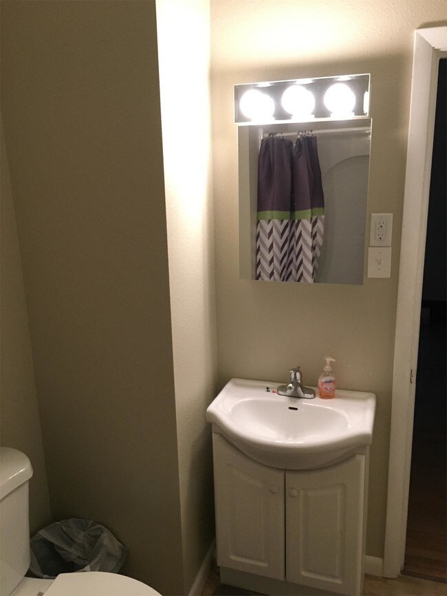 Building Photo - 1044 College St N