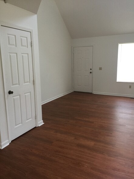 Building Photo - 5945 Red Oak Dr