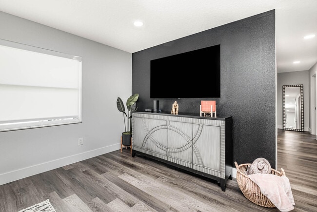 Building Photo - 320 Jamaica Dr