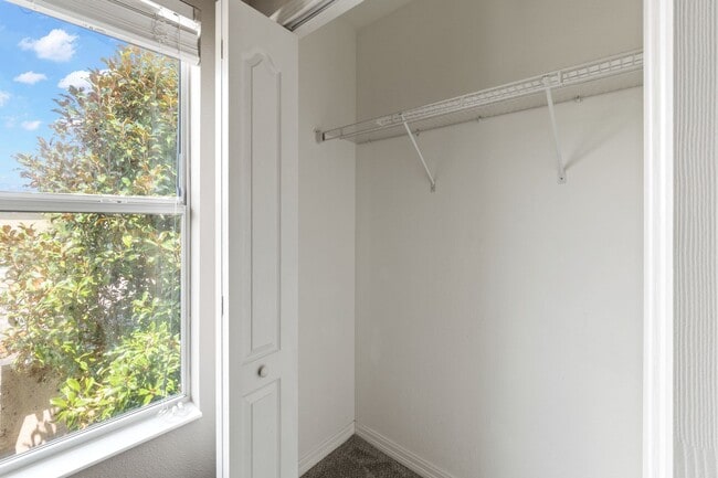 Building Photo - Beautiful 3/2.5 Energy Efficient Home in H...