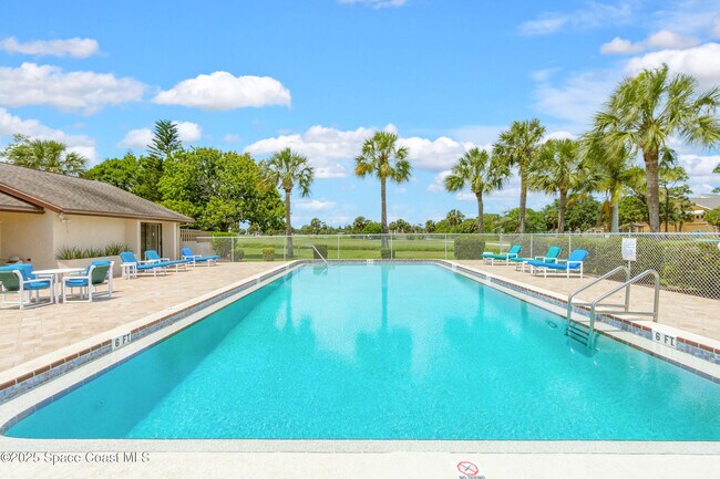 Building Photo - 2125 Golf Isle Dr