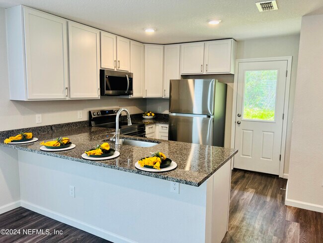 Building Photo - 575 S Woodlawn St